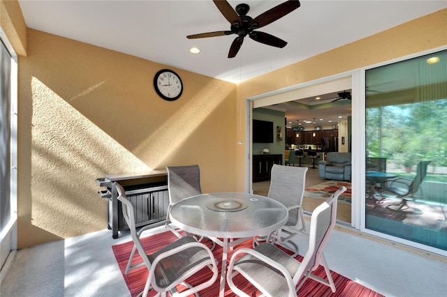 sunroom with ceiling fan