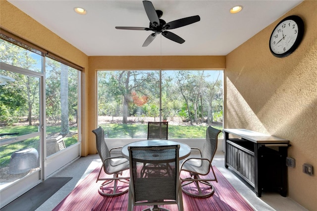 sunroom with ceiling fan