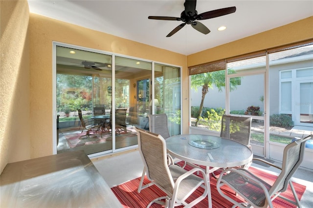 sunroom with ceiling fan