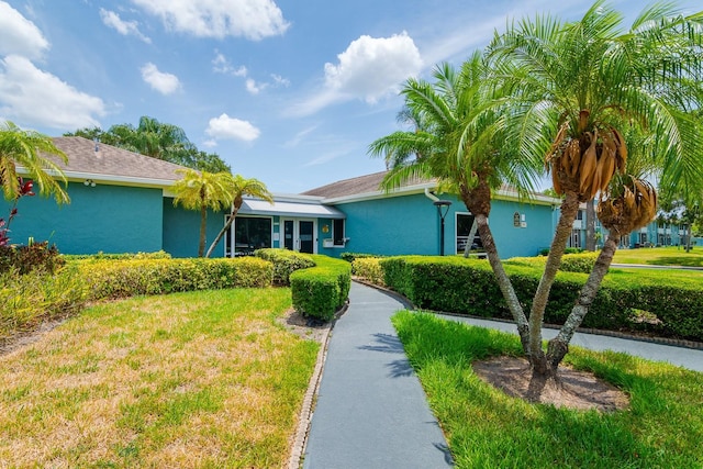 single story home featuring a front lawn