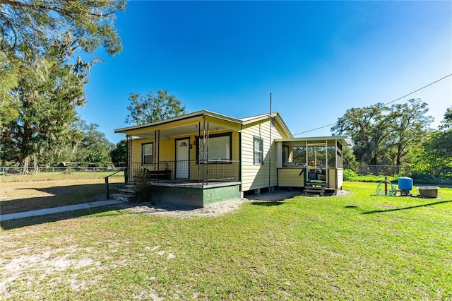 manufactured / mobile home with a front yard