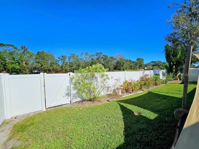 view of yard featuring a water view