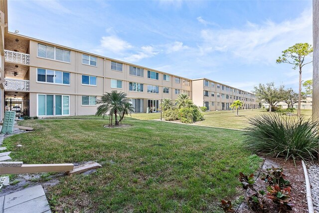 4915 Bay St NE Unit 130, Saint Petersburg, FL 33703 - surrounding community with a lawn