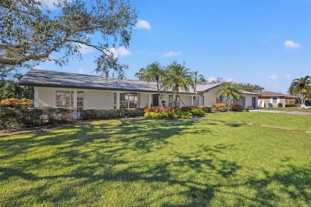 single story home with a front lawn