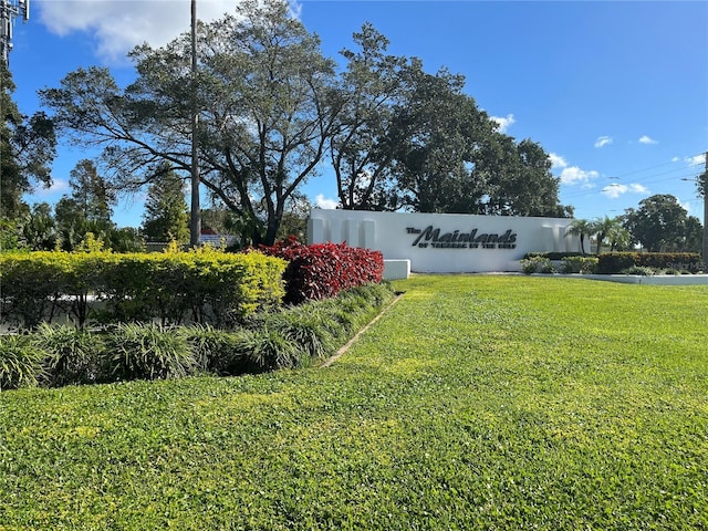 community / neighborhood sign featuring a yard