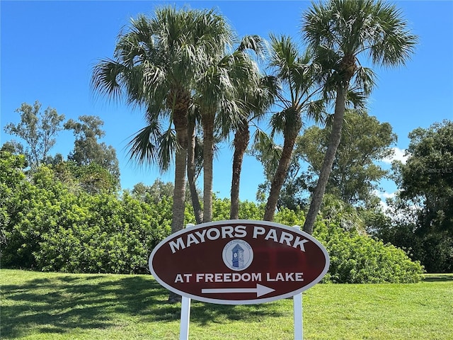 community sign featuring a yard