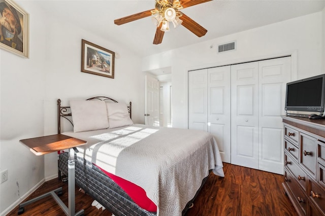 bedroom featuring a closet, dark hardwood / wood-style floors, and ceiling fan