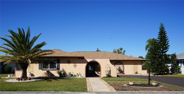 single story home with a front yard