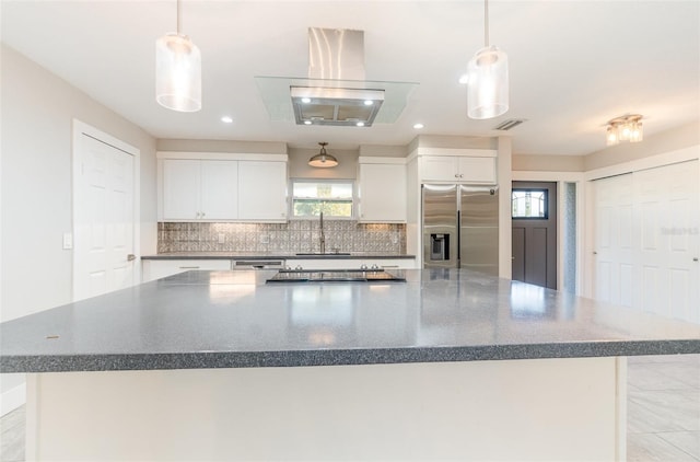 kitchen featuring pendant lighting, stainless steel appliances, and a spacious island