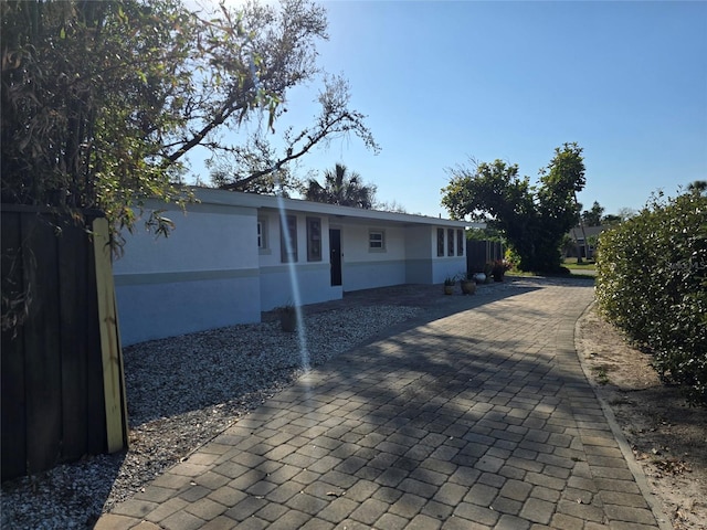 view of front facade featuring stucco siding