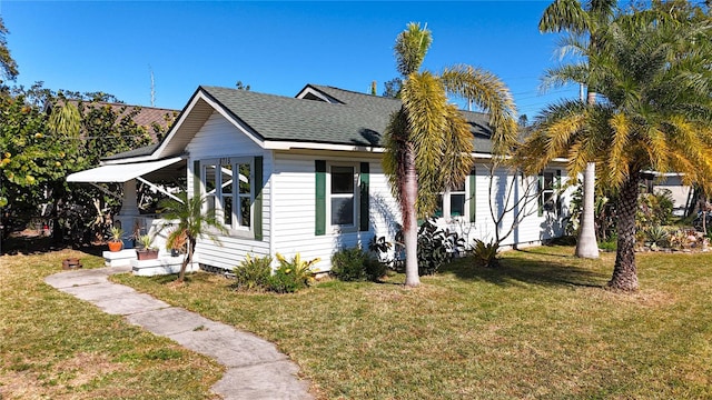 view of front of property featuring a front lawn