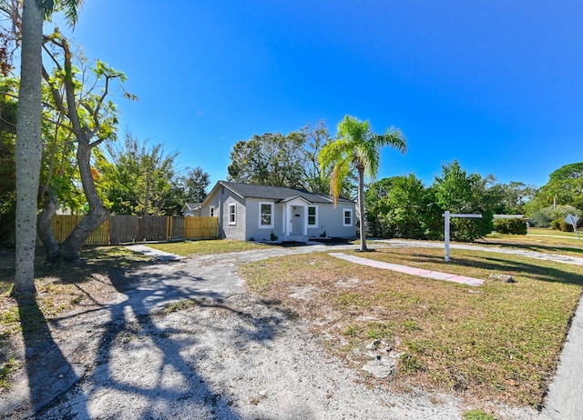 view of front of property with a front yard