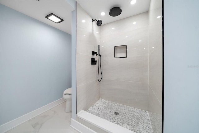 full bath with marble look tiles, a tile shower, toilet, baseboards, and recessed lighting