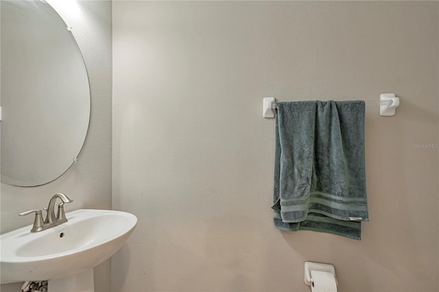 bathroom featuring sink