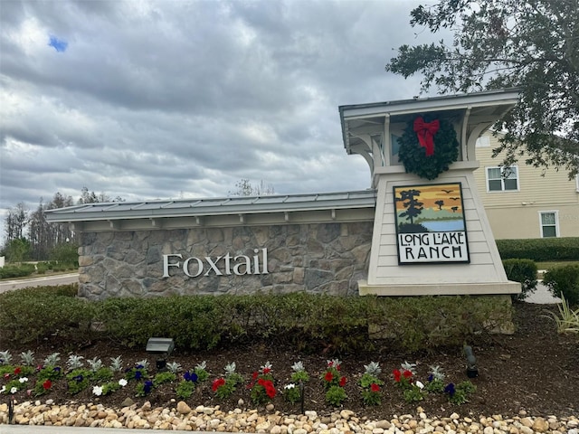 view of community / neighborhood sign