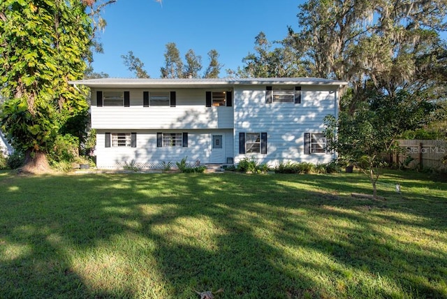 view of front facade featuring a front lawn