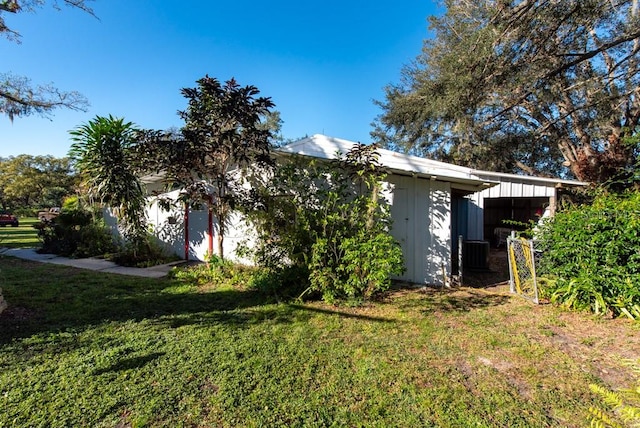 exterior space featuring a yard