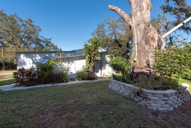 view of front of property featuring a front yard