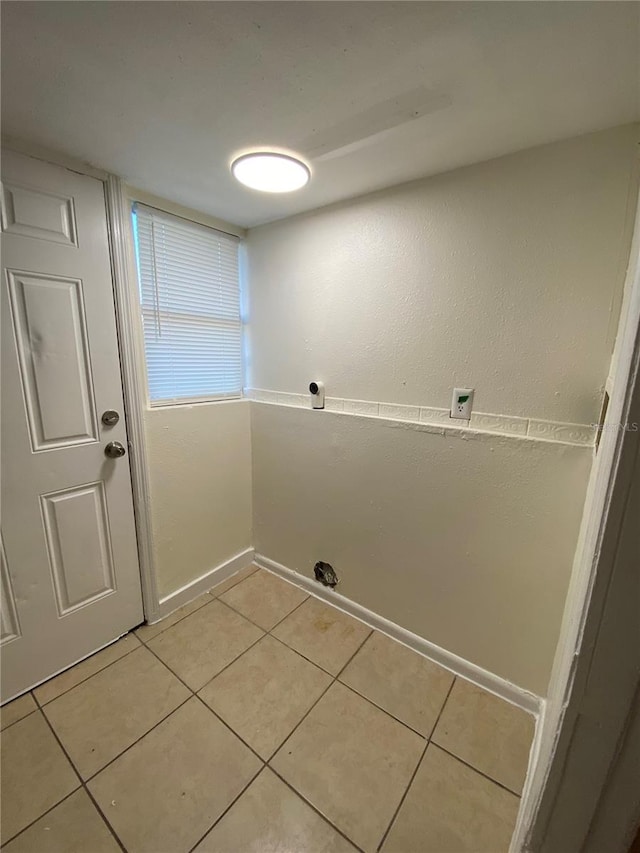 laundry room featuring light tile patterned floors