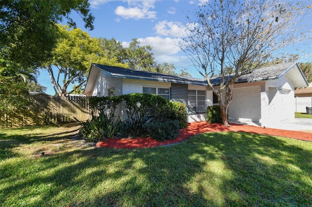 ranch-style home featuring a front lawn