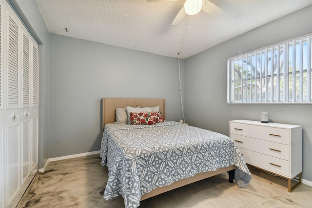 bedroom featuring ceiling fan, a textured ceiling, and a closet