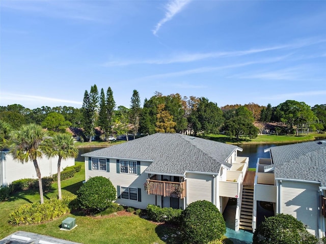 bird's eye view with a water view