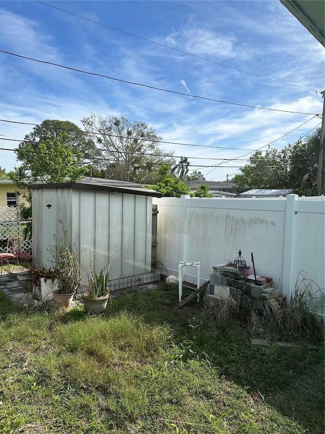 view of yard with a shed