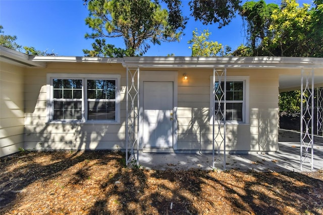 view of front of property featuring a carport