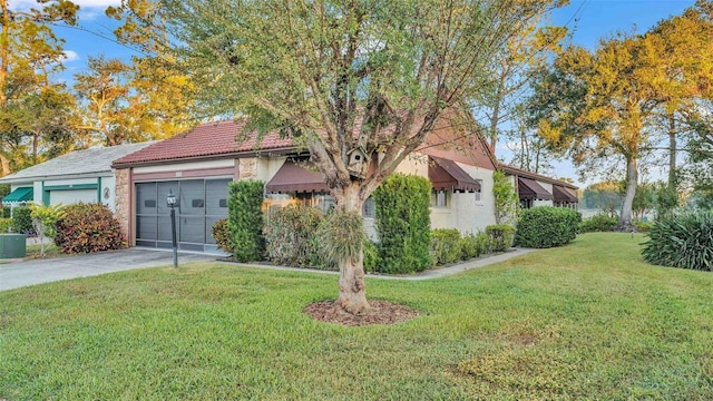 view of front of home featuring a front yard and a garage