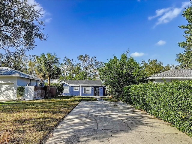 single story home with a front lawn