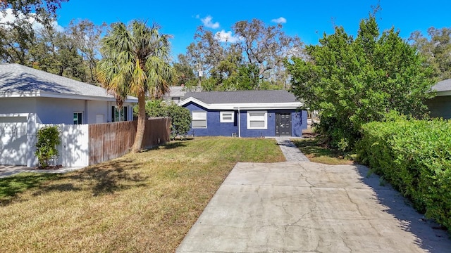 view of front of home featuring a front yard