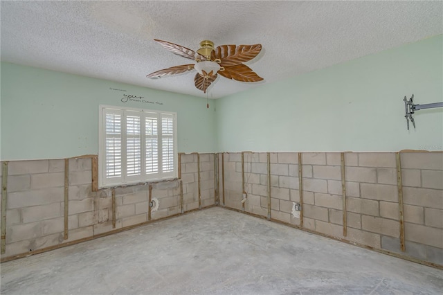 empty room featuring a textured ceiling and ceiling fan