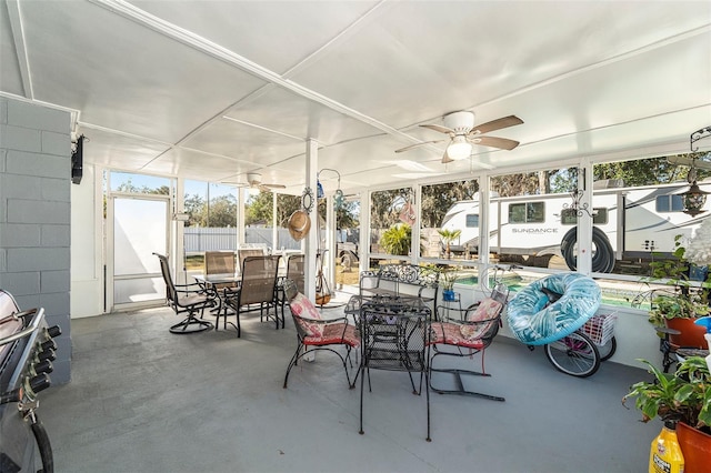 sunroom with ceiling fan