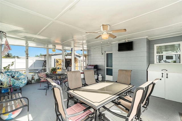 sunroom / solarium featuring ceiling fan