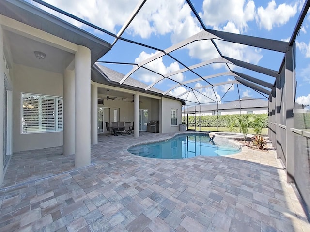 view of pool featuring a lanai, a patio area, ceiling fan, and an in ground hot tub