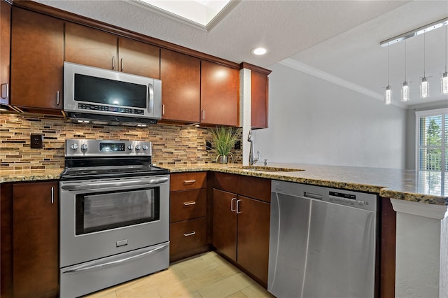 kitchen featuring crown molding, sink, decorative backsplash, appliances with stainless steel finishes, and kitchen peninsula