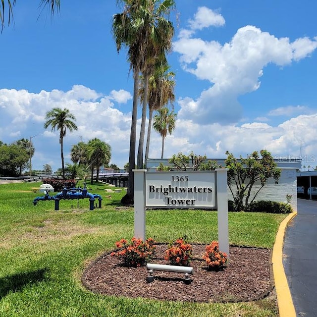 community sign featuring a yard