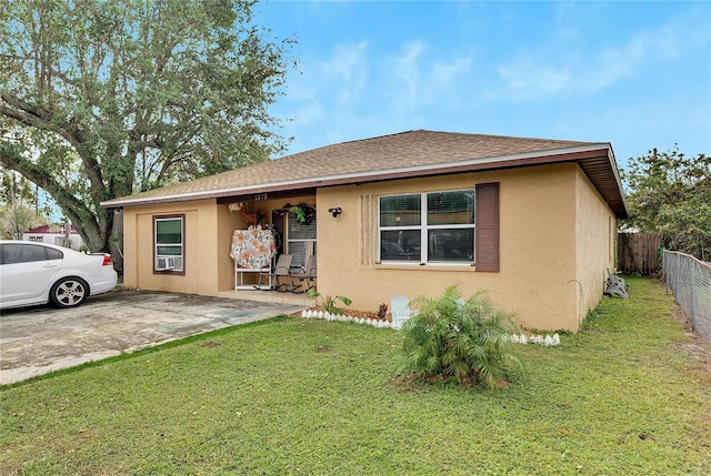 view of front of property featuring a front yard