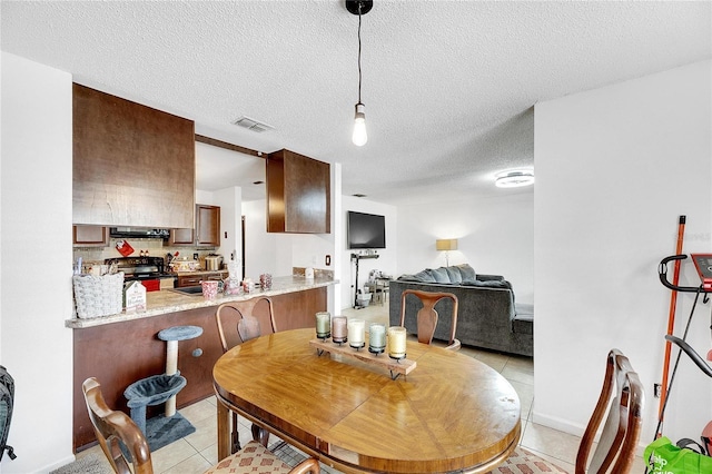 1375 6 Iron Dr, Lakeland, FL 33801 - dining room featuring light tile patterned floors and a textured ceiling