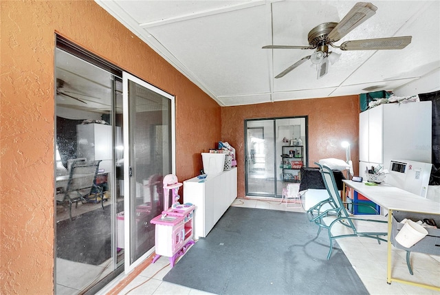 sunroom with ceiling fan