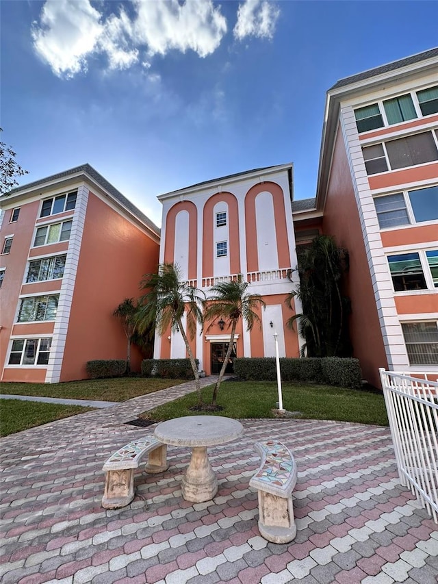 view of front of house featuring a front yard