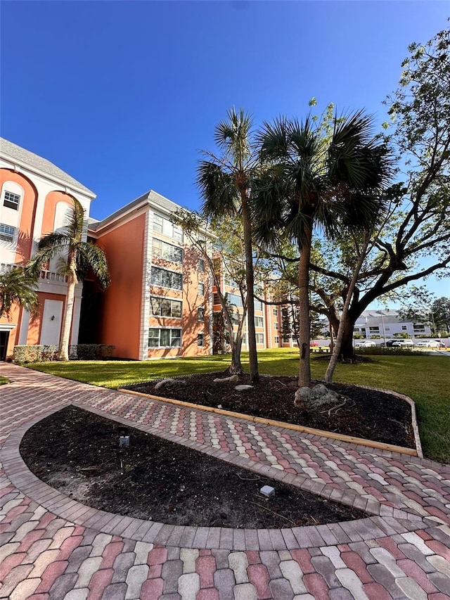 view of property's community featuring a yard