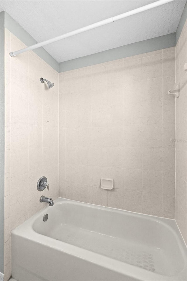 bathroom featuring tiled shower / bath combo