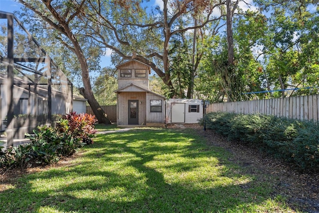 view of yard featuring a shed