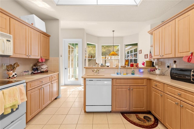 kitchen with sink, light brown cabinets, hanging light fixtures, tasteful backsplash, and white appliances