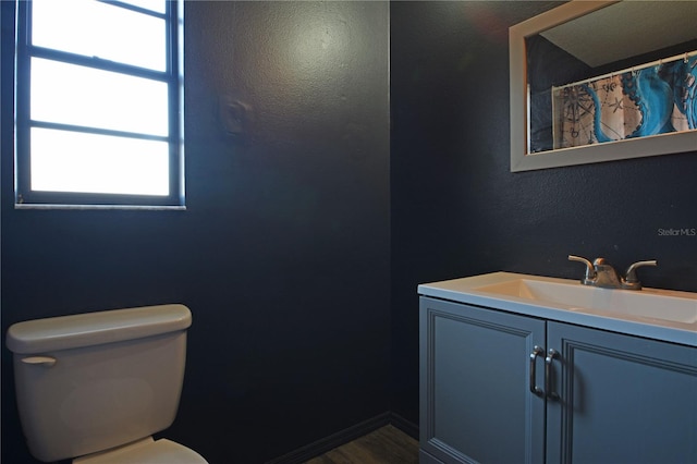 bathroom featuring a shower with curtain, vanity, and toilet