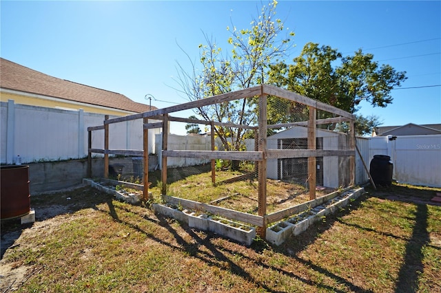 view of yard with an outdoor structure