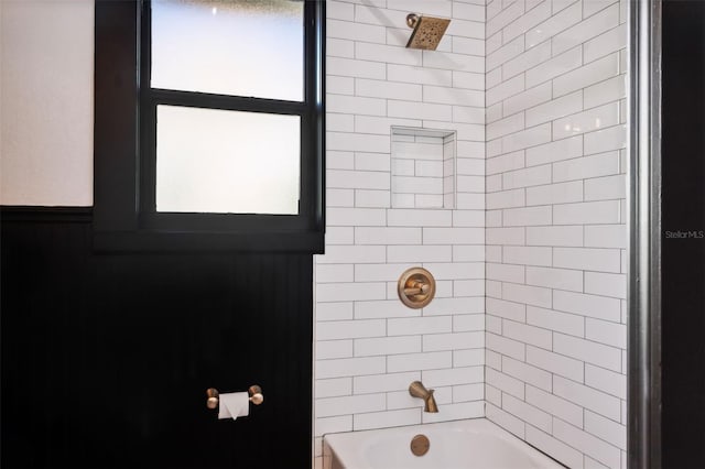 bathroom with tiled shower / bath