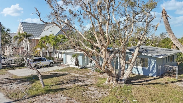 view of front of property featuring a front yard