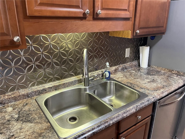 kitchen with tasteful backsplash, stainless steel dishwasher, fridge, and sink